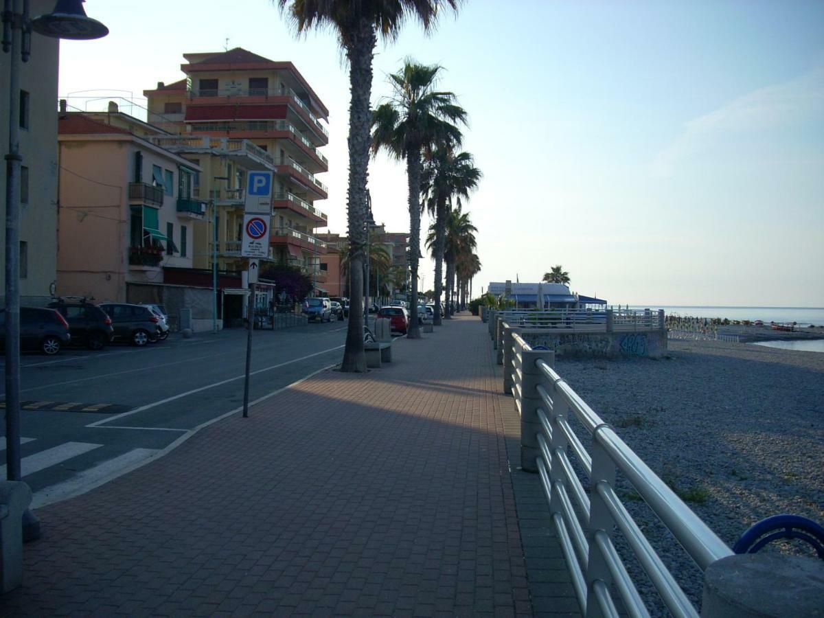 Appartamento Al Mare Di Вентимилья Экстерьер фото